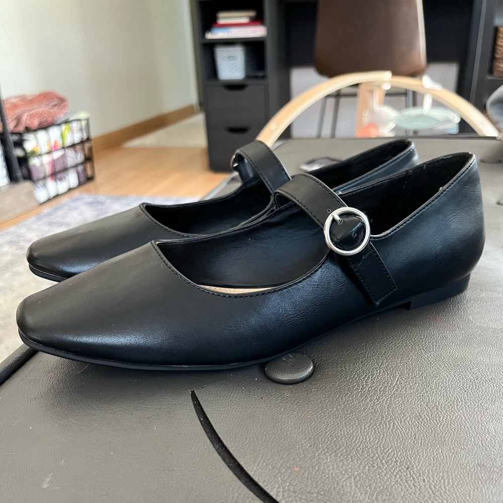 Black ballet flats